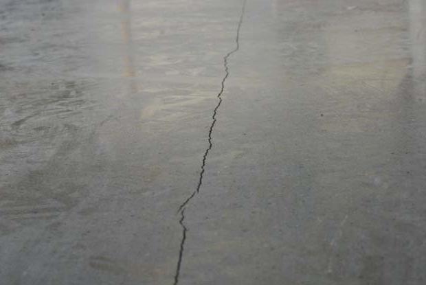 трещины в бетонном полу